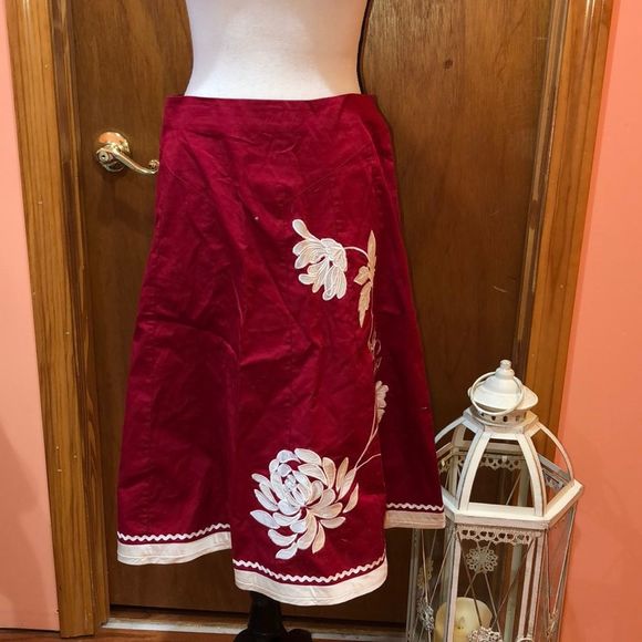 Dresses & Skirts - Red midi skirt with floral detail